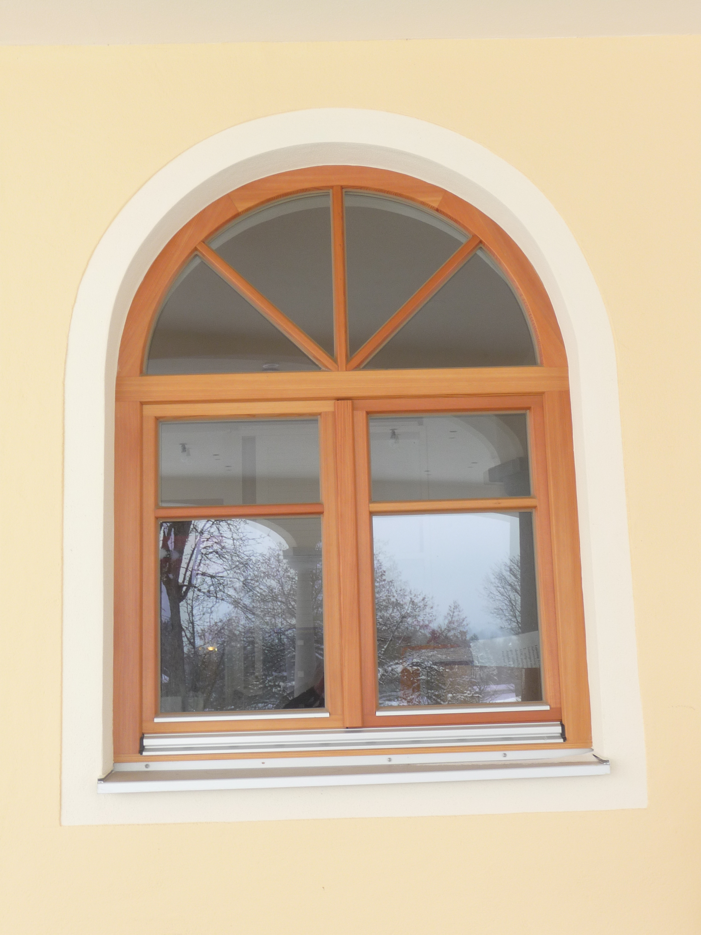 Rundbogenfenster bei Vollwärmeschutz mit Lisene Negativ